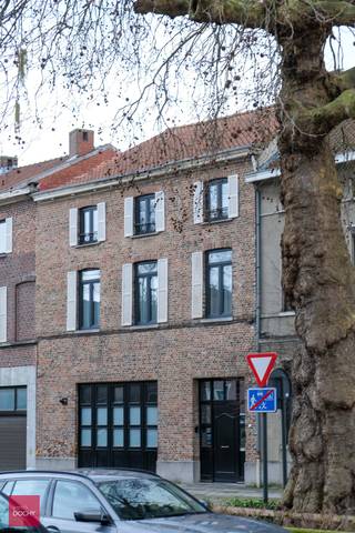 Inkomhal, ruime living op verdiep, ingerichte keuken, 4 slaapkamers, badkamer + douchekamer, atelier/werkplaats/handelsruimte op het gelijkvloers, zonneterras, achteraan de woning nog een mogelijkheid tot 2de living met keuken. Er is een lift in de woning aanwezig. Gelegen in centrum Kortrijk op wandelafstand van winkelcentrum K met veel parking voor de deur.