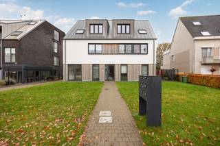 <p>BEZOEKDAG 7 FEBRUARI</p><p>Dit modern en energiezuinig <strong>BEN-appartement (E-peil 17)</strong> uit <strong>2022</strong> biedt een combinatie van hedendaags wooncomfort, lage verbruikskosten en een uitstekende ligging in het centrum van Sint-Job. De lichtrijke leefruimte geeft toegang tot een <strong>zuidwestgericht terras</strong> met een open, groen uitzicht zonder inkijk. De volledig uitgeruste keuken beschikt over een inductiekookplaat, combi-oven, vaatwasser, koelkast met vriesvak en voldoende kastruimte.</p><p>Het appartement telt twee volwaardige slaapkamers, een moderne badkamer met inloopdouche, dubbele lavabo en anti-condens spiegel, een apart toilet en een praktische berging. Dankzij de vloerverwarming, <strong>HR-glas</strong>, aluminium ramen, ventilatiesysteem en <strong>zonnepanelen</strong> geniet je hier van bijzonder lage energiekosten (EPC A).</p><p>Het gebouw is uitgerust met een <strong>lift</strong> en verkeert, net als het appartement, in uitstekende staat. Achteraan beschik je over een <strong>private autostaanplaats</strong>, aangevuld met <strong>twee gedeelde bewonersparkings</strong> voor extra comfort.</p><p>Een belangrijk financieel voordeel: dit appartement wordt verkocht <strong>onder registratierechten (2% of 12%) i.p.v. 21% btw</strong>, wat de aankoop aanzienlijk voordeliger maakt dan klassieke nieuwbouw. </p><h3><strong>Plan nu je bezoek en ontdek dit BEN-appartement zelf.</strong></h3>