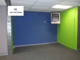 Handelsruimte (278m²) langsheen N60 : uiterst commercieel gelegen met ruime parkeergelegenheid achteraan (ruim 30 parkeerplaatsen). Dienstig...