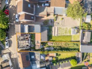 <strong><strong></strong></strong>
<p>Vandaag nemen we je mee naar deze totaal te renoveren woning gelegen in het rustige Mariekerke, vlakbij de Scheldedijk. <br /><br />Dit perceel omvat een oppervlakte van 281m². De woning heeft een bouwoppervlakte van ongeveer 60m² en achter de woning bevinden zich een aantal schuren van ongeveer 30m² bouwoppervlakte. Achter deze schuren bevindt zich een zuidoost georiënteerde tuin.<br /><br />We komen binnen via de inkomhal die toegang geeft aan de keuken en leefruimte. Verder voorziet het gelijkvloers in een badkamer en zithoek met trap die toegang geeft tot de nachthal op de eerste verdieping. Hier bevinden zich drie slaapkamers.<br /><br />Deze woning biedt tal van mogelijkheden. Plannen van de architect zijn reeds beschikbaar.<br /><br />Heb je interesse in deze totaal te renoveren woning in het rustige Mariekerke?<br />Neem gerust contact op via bryann@julimmo.be of 0492 86 51 03.</p>