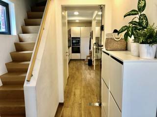 Deze recent gerenoveerde (2018), deels gemeubelde en energiezuinige woning is gelegen nabij het centrum van Leuven, het openbaar vervoer en...