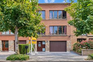 Een uitstekend gelegen te moderniseren opbrengsteigendom bestaande uit 2 appartementen, garage, kelders, oprit/parking en tuin. <br /><br />Op het gelijkvloers: inkomhal, ruime garage (52.00m²), 2 kelders, terras en tuin;<br />Appartement 1 (75m²): hal, living/leefruimte (30.00m²), keuken (6.30m²), 2 slaapkamers (15.00 / 9.25m²), douchekamer;<br />Appartement 2 (75m²): hal, living/leefruimte (30.00m²), keuken (6.30m²), 2 slaapkamers (15.00 / 9.25m²), douchekamer;<br /><br /><br />Buitenschrijnwerk hout enkel glas +rolluiken - 2x Individuele centrale verwarming aardgas (condensatieketel - Junkers)<br />Perceeloppervlakte: 1a 64ca - Kadastraal inkomen: 1.802 EUR<br />EPC: 312 Kwh/m² & 329 Kwh/m²<br /><br /> Stedenbouwkundige inlichtingen in aanvraag.