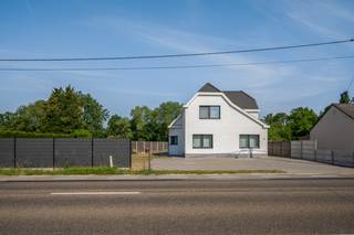 In de groene rand van Herselt bevindt zich deze gerenoveerde eengezinswoning met 3 slaapkamers en gezellige tuin.Deze prima onderhouden gezinswoning...