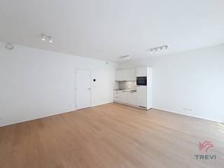BRUSSEL – In het centrum van Brussel, vlakbij het Sint-Katelijneplein en Debrouckère, in het nieuwe project „UniQ“, in de buurt van talrijke winkels en openbaar vervoer, nieuwe studio voor eerste bewoning van ±42 m² woonoppervlakte, gelegen op de begane grond met een inkomhal, een grote leefruimte van ±32 m² met een volledig uitgeruste open keuken (oven/magnetron, koelkast/diepvriezer, kookplaten, afzuigkap, vaatwasser), doucheruimte (douche, wastafel, toilet), technische ruimte met aansluiting voor wasmachine, kelder. Raming van de kosten voor gemeenschappelijke uitgaven: 60 €/maand. EPC B*! Direct beschikbaar! Afmetingen ter indicatie.<br /><br />Op de begane grond: <br /><br />⦁    Entree<br />⦁    Doucheruimte (douche, toilet, wastafel)<br />⦁    Technische ruimte (aansluiting voor wasmachine)<br />⦁    Woonruimte van ±32,5 m² (5,9 x 5,46)<br />⦁    Keuken in open verbinding met de woonkamer (oven/magnetron, kookplaten, afzuigkap, koelkast/vriezer, vaatwasser)