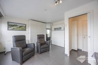 Op zoek naar een gezellige stek aan zee? Ontdek deze mooie, verzorgde studio op de eerste verdieping, ideaal gelegen dicht bij winkels en de Albert I-promenade! De studio geniet van aangename grote raampartijen en zicht op de drie gapers. Doordat de badkamer mooi is afgezonderd vormt dit extra comfort waardoor je in alle rust kan opfrissen. Ook is er de mogelijkheid om in de buurt een afgesloten garagebox bij aan te kopen. Dankzij de uitstekende ligging bevinden het strand, de winkels, restaurants en het openbaar vervoer zich allemaal op wandelafstand. De ideale uitvalsbasis voor een heerlijk vakantieverblijf aan zee! Laat deze kans niet voorbijgaan en plan vandaag nog uw bezoek!