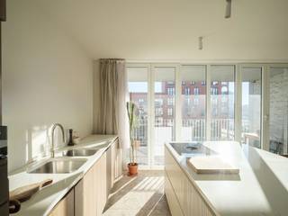 <strong>Luxueus 1-slaapkamerappartement met EPC A-score en zonnig terras aan de Nieuwe Dokken</strong><br /><br /><em>Voor meer informatie of bezoekaanvragen, mail naar info@carloeggermont.be</em><br /><br />Dit <strong>hoogwaardig afgewerkte nieuwbouwappartement</strong> maakt deel uit van een <strong>innovatief cohousingproject</strong> aan de <strong>Nieuwe Dokken</strong>, op <strong>wandelafstand van het centrum van Gent</strong> en met <strong>zicht op het water</strong> en het l<strong>evendige Dok Noord.</strong><br /><br />Het appartement is gelegen op de<strong> tweede verdieping</strong> en beschikt over een <strong>lichtrijke leefruimte met een high-end keuken voorzien van al het hedendaags comfort</strong>. De <strong>slaapkamer sluit aan op een luxueuze badkamer</strong> met <strong>inloopdouche</strong>. Het ruime, <strong>zonnige terras</strong> biedt een <strong>open zicht op park, stad en water.</strong><br /><br />Het <strong>cohousingconcept combineert comfortabel privéwonen</strong> met een uitgebreid <strong>aanbod aan gedeelde faciliteiten</strong>, waaronder een <strong>gemeenschappelijke leefruimte</strong> met volledig <strong>uitgeruste keuken</strong>, <strong>coworkingruimte</strong>, <strong>atelier</strong>, <strong>wasplaats</strong>, <strong>fietsenstalling</strong>, <strong>extra bergruimte</strong> en een indrukwekkende <strong>daktuin van ca. 400 m²</strong>. Deze voorzieningen creëren een <strong>sterke gemeenschapsbeleving</strong>, met <strong>behoud van privacy en rust.</strong><br /><br />Daarnaast is het appartement <strong>aangesloten op een warmtenet</strong> en scoort het uitzonderlijk op vlak van <strong>energiezuinigheid</strong> met een<strong> EPC A – 32 kWh/m²/jaar</strong>.<br /><br /><strong>Een uniek en toekomstgericht woonaanbod op een absolute toplocatie in Gent.</strong><br /><em>VERKOOP ONDER REGISTRATIERECHTEN!</em>