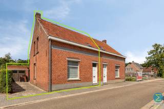 Deze te renoveren woning met drie slaapkamers bevindt zich aan de dorpsrand, nabij een landelijke omgeving.<br /><br />De royale inkomhal leidt zowel naar de woonkamer als naar de achtergelegen eetruimte met toegang tot de keuken en de kelder. Verder treffen we nog de badkamer, een ruime berging met achteringang en toilet, alsook de aangrenzende garage.<br />Op de verdieping bevinden zich drie slaapkamers en is er via een luik toegang tot de zolder.<br /><br />Dit eigendom biedt de mogelijkheid om een achterliggend perceel van 1.606m² (+ eventueel 544m²) bij te kopen, alsook de naastgelegen gekoppelde woning mee te betrekken en alzo een zeer ruim geheel te creëren. <br /><br />Specificaties:<br />- Schrijnwerk: PVC met dubbele beglazing en v.v. rolluiken<br />- Centrale verwarming op aardgas<br />- EPC: 443 kWh/(m²/jaar) / E-label (renovatieplicht)<br />- Achterliggende percelen: 1.606m² (€16.000) / 544m² (€5.500)