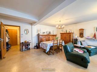 <strong>2-SLAAPKAMER APPARTEMENT</strong> op <strong>TOPLIGGING IN HET CENTRUM</strong> van Oudenaarde. Op <strong>WANDELAFSTAND </strong>van 2 uitersten, enerzijds het <strong>MOOIE LIEDTSPARK</strong> en anderzijds het <strong>BRUISENDE STADSLEVEN</strong> van Oudenaarde treffen we dit <strong>INSTAPKLARE</strong> appartement aan. Dankzij de <strong>RUSTIGE RESIDENTIE,</strong> de <strong>VLOTTE BEREIKBAARHEID </strong>en de<strong> NABIJHEID VAN ALLE VOORZIENINGEN</strong> vormt dit appartement een <strong>AANGENAME WOONST</strong> of de <strong>IDEALE INVESTERINGSEIGENDOM</strong>.<br />De indeling gaat als volgt: Via de inkomhall heeft u toegang tot een ruime woonkamer. Verder vinden we hier een afzonderlijk toilet, lichtrijke leefruimte, een ingerichte keuken, een praktische berging, 2 volwaardige slaapkamers, een ingerichte badkamer en extra kelderberging.<br /><br />(Bovendien heeft u de mogelijkheid tot aankoop van een ondergrondse autostaanplaats voor €25.000)<br /><br /><strong>Adres: </strong>Burgschelde 40 te Oudenaarde<br /><br />EPC: 226kWh/m², G-score en P-score C, Geen renovatieverplichting, Bestuursmaatregelen in maatregelenregister: nee