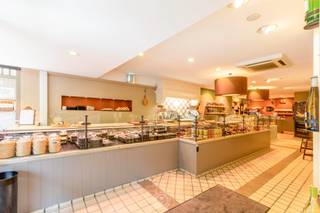 Dit uitstekende handelspand, met een oppervlakte van ongeveer 177m², bevindt zich op een toplocatie in de directe nabijheid van de Grote Markt...