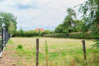 <p>Mooi perceel bouwgrond - 10a 32ca - perceelbreedte 20m - voor open bebouwing (Lot 3a op het verkavelingsplan) of een meergezinswoning, gelegen aan de dorpsrand van Meerhout.<br />Deze bouwgrond is tevens bereikbaar via de achterliggende weg.<br /><br />Gelegen in een rustige en residentiële woonomgeving combineert deze bouwgrond de charme van groen wonen met een uitstekende bereikbaarheid. Winkels, scholen, openbaar vervoer en het centrum van Meerhout bevinden zich op korte afstand, terwijl er eveneens een vlotte verbinding naar de E313 en omliggende gemeente Geel - Mol is.<br /><br />Deze bouwgrond is bestemd voor open bebouwing en biedt alle mogelijkheden om een stijlvolle vrijstaande gezinswoning te realiseren met een mooie tuin.<br /><br />Extra troef is dat volgens het geldende woonomgevingsplan, onder voorbehoud van een omgevingsvergunning en de geldende stedenbouwkundige voorschriften, ook de realisatie van een tweegezinswoning tot de mogelijkheden behoord. Dit maakt het perceel bijzonder interessant voor:</p>

<ul>
	<li><span>ouders en kinderen die dicht bij elkaar willen wonen; </span></li>
	<li><span>een kangoeroewoning of zorgwoning; </span></li>
	<li><span>investeerders die twee ruime woonentiteiten wensen te realiseren; </span></li>
	<li><span>kopers die wonen en verhuren willen combineren. </span></li>
</ul>

<p>Het woonomgevingsplan en verkavelingsvoorschriften voorzien bovendien aantrekkelijke bouwmogelijkheden voor open bebouwing, met onder meer een ruime bouwdiepte, royale bouwhoogtes en voldoende ruimte voor garage, carport en bijgebouwen, steeds met aandacht voor een kwalitatieve en groene woonomgeving.<br /><br />Oppervlakte: 10a 32ca<br />Perceelbreedte: 20 m<br />Perceeldiepte: 52,88 m links en 44,17 m rechts<br />Oriëntatie: NO<br /><br /><strong>Droom jij ervan om hier jouw eigen woning te realiseren?</strong><br />Neem vandaag nog contact met ons op voor alle informatie of een persoonlijk gesprek via info@sublimmo.be of bel ons op 014 84 83 69.</p>