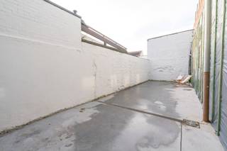 Groot huis gelegen in de Dorpsstraat van Westkapelle. Een voormalig handelshuis met op het gelijkvloers een commerciële ruimte, ideaal voor de combinatie wonen/werken of voor een gezin op zoek naar veel ruimte. De woning telt maar liefst 240 m² aan bewoonbare oppervlakte. <br /><br />Op het gelijkvloers de voormalige handelszaak met achterliggende bureauruimte/bergruimte in te richten naar de wensen van de koper. Momenteel is het gelijkvloers ingericht met 2 slaapkamers, een moderne badkamer, een fietsenberging en een bergruimte/stookplaats. Achteraan tevens een mooi stadsterras met voldoende zon. Op de verdieping een gezellige woonkamer met een open haard, een halfopen en verzorgde keuken, een ingerichte badkamer en een apart toilet. Aansluitend aan de woonkamer een veranda die op zijn beurt toegang geeft tot een leuke zonneterras. Op de bovenste verdieping zijn er nog twee grote slaapkamers. Zolder aanwezig. <br /><br />Bezoeken? Graag na afspraak met Willem Cauwels op tel 050.89.27.70