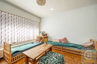 Bent u op zoek naar een gelijkvloers appartement met veel ruimte dat u volledig naar eigen smaak kunt opfrissen? Dit is uw kans! Met...