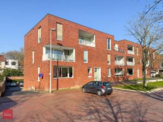 Instapklaar lichtrijk nieuwbouwappartement bestaande uit inkomhal, ruime living, open geïnstalleerde keuken, 3 slaapkamers (of 2 slaapkamers met bureel), wasplaats (berging), badkamer met bad, douche en dubbele lavabo en ruim overdekt terras. Ondergrondse ruime kelderberging en overdekte autostaanplaats inbegrepen. Gevoel van ruimte en veel lichtinval!