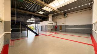 Magnificently located office space of 529 m² for sale with visibility from the busy Pontbeeklaan on the outskirts of Brussels (Zellik).Phenomenal...