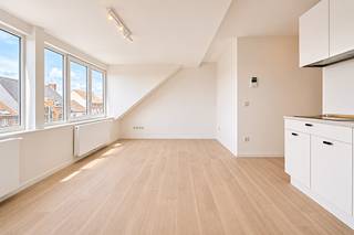 <strong>In hetzelfde gebouw bieden we nog verschillende andere types van appartementen aan, voor meer info of een bezoek bel Philip 0475757251 <br /><br />Gerenoveerd lichtrijk 2-slaapkamerappartement </strong>op toplocatie – instapklaar en uitstekend bereikbaar.<br />Dit charmante appartement bevindt zich op een centrale ligging in Gent, op fietsafstand van het bruisende stadscentrum en op wandelafstand van het prachtige natuurgebied Bourgoyen-Ossemeersen. Winkels, openbaar vervoer en belangrijke invalswegen zijn vlakbij, waardoor je geniet van een ideale combinatie van rust, bereikbaarheid en stedelijk comfort.<br />Het appartement ligt op het derde verdiep en beschikt over een lichtrijke leefruimte met ruime open keuken, twee volwaardige slaapkamers, een stijlvolle badkamer met douche en toilet. Bij dit appartement is ook een zolderverdiep. <br /><br /><strong>Recente vernieuwingen (2026):</strong><br />- Voorgevel geïsoleerd, dak geïsoleerd<br />- Raam en schrijnwerk aan de voorgevel vervangen <br />- Nieuwe collectieve gas-condensatieketel met thermostaat (2026)<br />- Keuken, badkamer, vloeren, herpleisteren muren en plafonds, nieuwe elektriciteit,...<br />- Nieuwe leidingen<br />- Totale renovatie met duurzame materialen! <br /><br /><strong>Uitstekende bereikbaarheid</strong><br />- Busverbinding in de straat<br />- ±10 minuten fietsen naar Gent-Sint-Pieters station<br />- ±10 minuten fietsen naar de Kouter<br />- ±10 minuten wandelen naar Bourgoyen-Ossemeersen, natuur om de hoek<br /><span>- </span>±<span>10 min. fietsen: Cultuur, shoppen, Gent-Sint-Pieters én alle hogescholen/uniefs.<br />- </span><span>Stadsmens? Wandel in 35 min. naar het Gravensteen of de Graslei.</span><br /><span>- Sport & Ontspanning: Zin in een ochtendduik? Het Stedelijk Zwembad Rooigem ligt op een steenworp afstand!</span><br />- <span>Topverbinding: Ideale aansluiting op de E40/E17</span><br /><br /><strong>Extra troeven</strong><br />- Volledig instapklaar, heel mooi gerenoveerd!<br />- Energiezuinig<br />- Onderhoudsvriendelijk<br />- Individuele meters per verdieping<br />- Zolderverdiep<br /><span>- Lage kosten: Kleine mede-eigendom zonder syndicus!</span><br /><br />Dit appartement is ideaal als comfortabele woonst vlakbij Gent centrum.<br /><br />OPTIONEEL: Inpandige garagebox te koop 40.0000 euro. (GEEN aankoopverplichting)<br /><br />EPC 196 kWh/(m<sup>2</sup>jaar), energielabel B<br />Asbestveilig: 0 asbestmaterialen<br />Elektrische keuring CONFORM algemeen reglement elektrische intallaties<br />Het perceel te Gent, afdeling 16, sectie K met perceelnummer 0727/00L006 bevindt zich niet in een risicozone voor overstromingen.<br />Stedenbouwkundige inlichtingen: woongebieden, vergunningen, geen verkavelingsvergunning, voorkooprecht, geen rechterlijke maatregel of bestuurlijke maatregel opgelegd. <br /><br /><strong>Voor meer info of een bezoek bel Philip 0475757251 </strong><br />