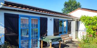 <p><strong>Ontdek dit prachtige duinenhuisje voorzien van zonnepanelen.</strong></p><p>Ligt centraal in het domein Duinendaele - woning nr 262.</p><p>Dit vakantiehuisje beschikt over 2 slaapkamers, een ruime en lichtrijke living en een goed uitgeruste</p><p>keuken, een goed verzorgde badkamer en 2 toiletten!</p><p>Buiten geniet je van een mooi afgesloten tuin volledig naar de zon gericht. Er is ook nog een berging en tuinhuisje aanwezig.</p><p>Parking in de omgeving van de woning.</p><p>Het mooie domein Duinendaele ligt bij het natuurreservaat op zo'n 3 à 4 km van de zee.</p><p>Tijdens de zomermaanden is er het openluchtzwembad bewaakt door zwembadredder.</p><p>Er zijn ook verschillende sportterreinen aanwezig in alle vrijheid te gebruiken.</p><p><br /> </p><p><br /> </p>
