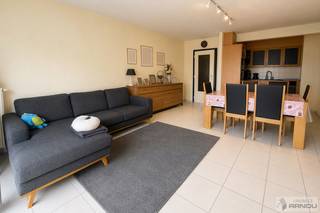 Op zoek naar een interessante investering of een comfortabel appartement op een uitstekende locatie? Dan is dit verzorgde appartement in de Schutterijstraat zeker een bezoek waard.<br /><br />Gelegen op wandelafstand van het centrum van Deinze geniet u hier van een vlotte bereikbaarheid, winkels, openbaar vervoer, scholen en ontspanningsmogelijkheden binnen handbereik. De residentiële ligging combineert rust met alle voordelen van het stadsleven. <br /><br />Het appartement beschikt over een inkomhal die toegang biedt tot de lichtrijke leefruimte met open, ingerichte keuken voorzien van toestellen. Verder zijn er twee mooie slaapkamers waarvan de ruimste met ingewerkt maatwerkkast. De badkamer is voorzien van een douche en er is een afzonderlijk gastentoilet aanwezig.<br /><br />Daarnaast beschikt het appartement over een handige berging en een aangenaam balkon.<br /><br />Extra troeven zijn de privatieve kelderberging, de privatieve autostandplaats en de gemeenschappelijke fietsenberging.<br /><br /><em>Bepaalde foto's werden digitaal geoptimaliseerd voor een neutrale presentatie van het pand.</em>