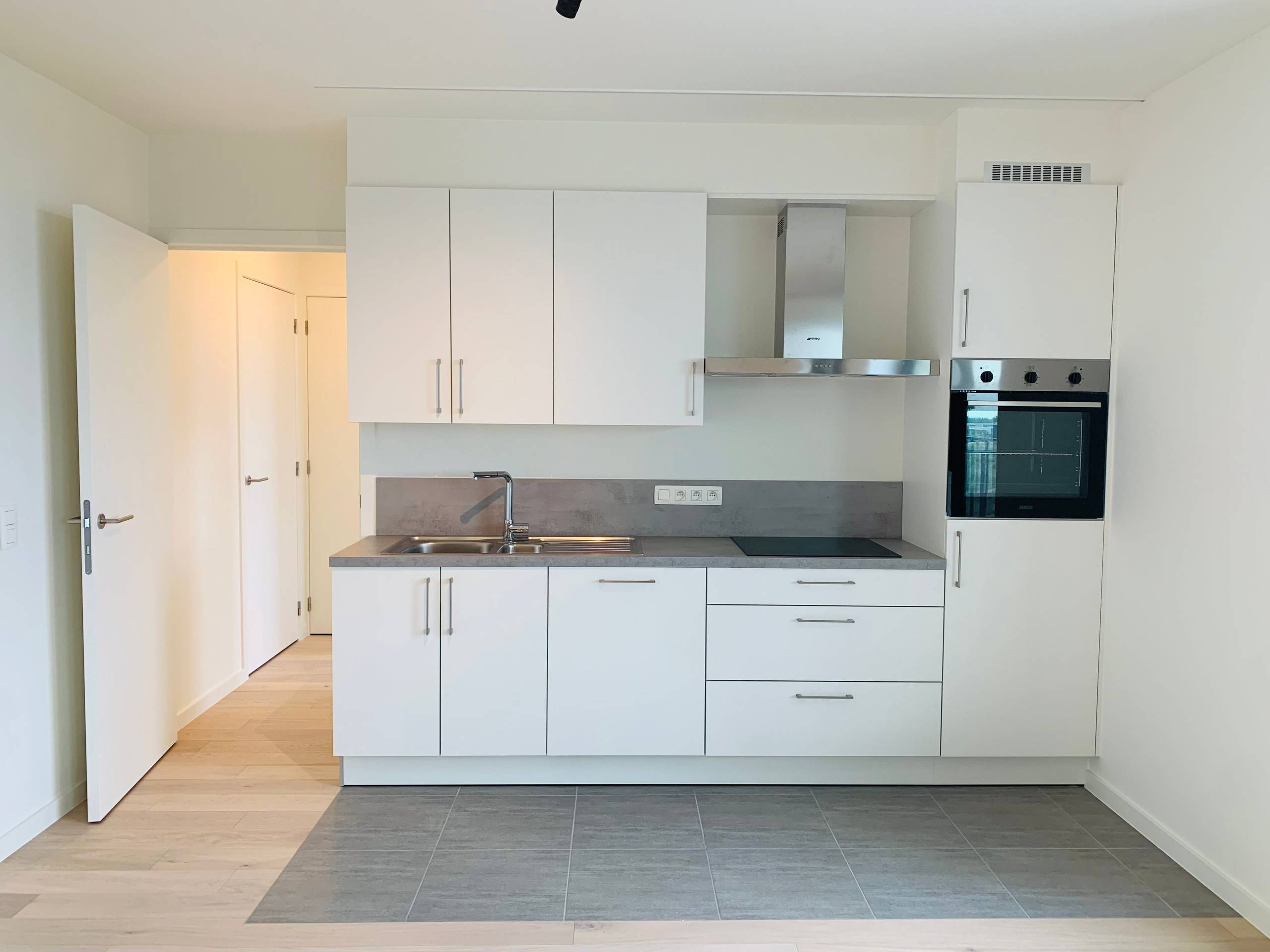 Centraal gelegen 1 slaapkamer appartement mét staanplaats te hartje Veurne! - foto 4