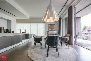 Standingvol appartement, hoge plafonds, vloerverwarming, licht en privacy. Bestaande uit een inkomhall, living / leefruimte, luxueus ingerichte...