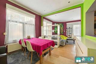 <p><span>Deze ruime op te frissen woning is gelegen in een rustige straat in Borgerhout, op wandelafstand van het Krugerpark en vlakbij het toekomstige Spoorpark. Dit nieuwe stadsproject zal Borgerhout en Zurenborg verbinden via een groene wandel- en fietsas, wat de buurt de komende jaren nog aantrekkelijker maakt. Daarnaast bevindt de woning zich op korte afstand van de populaire wijk Zurenborg, bekend om haar gezellige pleinen, cafés en restaurants rond de Dageraadplaats. In de directe omgeving vindt u tal van voorzieningen zoals supermarkten, scholen, horeca, openbaar vervoer, sportfaciliteiten en het Plantin Moretus zwembad. Dankzij de vlotte aansluiting op de E19 en E34 geniet u bovendien van een uitstekende bereikbaarheid naar Brussel, Gent en omliggende gemeenten.</span></p><p><span>Grootste troeven:</span></p><p><span>- Veel lichtinval</span><span><br /></span><span>- Elektriciteit conform</span><span><br /></span><span>- Centraal en rustig gelegen</span><span><br /></span><span>- Terras<br />- P- en G- score: A</span></p><p><span>Indeling:</span></p><p><span>Bij het betreden van de woning komt u in de inkomhal, die toegang biedt tot de ruime eet- en woonkamer. Dankzij de hoekligging geniet de woning van een overvloed aan natuurlijke lichtinval, wat zorgt voor een aangename en open sfeer. Aansluitend bevindt zich de keuken, uitgerust met een oven, gasvuur met dampkap en spoelbak. Op het gelijkvloers is tevens een gastentoilet voorzien.</span></p><p><span>Op de eerste verdieping bevinden zich twee volwaardige slaapkamers van 24 m² en 11 m², evenals een badkamer met ligbad, wastafel en toilet alsook een wasruimte.</span></p><p><span>De tweede verdieping beschikt opnieuw over twee volwaardige slaapkamers van 24 m² en 12 m². Deze zijn bereikbaar via de ruime nachthal van 13 m², die bovendien toegang biedt tot het terras van 10 m².</span></p><p><span>Voor meer informatie kan u terecht bij Area Partners: info@area.be of 03/284.60.60</span></p>