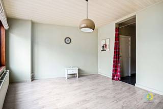 <p><span>In het hart van Vilvoorde, maar toch rustig gelegen, vindt u dit gezellige appartement met één slaapkamer op de tweede verdieping van een kleinschalig gebouw. Bij het binnenkomen wordt u verwelkomd in de inkomhal, die toegang biedt tot de lichtrijke leefruimte, het aparte toilet en de ruime keuken. De keuken is praktisch ingericht en beschikt over een aansluitende berging, ideaal voor extra opslagruimte. Via de nachthal bereikt u een aparte bureauruimte, de douchekamer en de ruime slaapkamer van 12,5 m². Een absolute troef is het aangename zuidgerichte terras, dat rechtstreeks toegankelijk is vanuit de slaapkamer en waar u volop kunt genieten van de zon. Daarnaast beschikt het appartement over een private kelder met aansluiting voor een wasmachine, wat zorgt voor extra comfort en bergruimte. Dankzij de centrale ligging bevinden winkels, restaurants, openbaar vervoer en andere dagelijkse voorzieningen zich op wandelafstand. Dit appartement combineert dan ook moeiteloos het gemak van wonen in het centrum met de rust van een aangename woonomgeving.</span><span> </span></p><p><span>Provisie: €40/maand (waterverbruik).</span></p><p><span>Interesse? Contacteer ons vandaag nog voor een bezoek!</span></p>