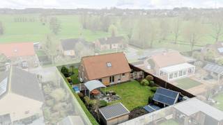 Voor meer info of een bezoek, bel 054 78 90 00 - Welkom in deze charmante open bebouwing, rustig gelegen in een doodlopende straat in Evergem...