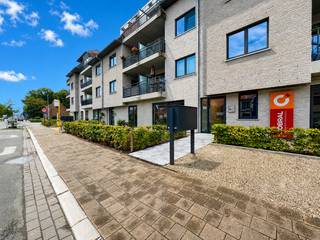 Het appartement omvat een ruime leefruimte met een open keuken die voorzien is van alle nodige toestellen. Terras voor- en achteraan.Berging met...