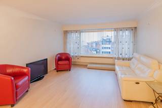 Dit ruime appartement met twee slaapkamers is gelegen op de zevende verdieping van een residentie aan de Schuttersvest in Mechelen. Dankzij de hoge ligging geniet het appartement van veel lichtinval en een mooi open uitzicht over de stad. De aangename leefruimte is ruim opgevat en biedt een comfortabel kader om te wonen en te ontspannen.<br /><br />De volledig uitgeruste open keuken is praktisch ingericht en geeft rechtstreeks toegang tot het terras, waar u kan genieten van een mooi en open uitzicht. De badkamer is volledig ingericht en voorzien van alle comfort. Verder beschikt het appartement over twee volwaardige slaapkamers, ideaal als master bedroom en tweede slaapkamer of bureau. Een private kelderberging is inbegrepen en zorgt voor extra opbergruimte.<br /><br />Parking: mogelijkheid om ondergrondse parkeerplaats bij te huren voor €100/ maand. <br />Onmiddellijk beschikbaar!<br />Provisie kosten: €300/ maand (INCLUSIEF verbruik water, verwarming en gemeenschappelijke kosten)<br /><br />De centrale ligging aan de Schuttersvest garandeert een uitstekende bereikbaarheid en bevindt zich op wandelafstand van winkels, openbaar vervoer en het stadscentrum van Mechelen. Vraag uw bezoek uitsluitend aan via de website van Malines Group!