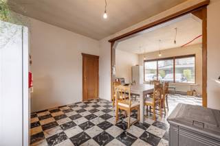 <p><span><strong>KIJKDAG ZA 02/05 | VERDER TE RENOVEREN WONING MET NIEUW DAK EN RAMEN IN HARJTE MEULEBEKE</strong></span><br /><span>Deze verder te renoveren woning is centraal gelegen langs de Tieltstraat in Meulebeke. De woning heeft reeds een volledig nieuw dak, nieuwe verwarming, hoogrendementsbeglazing en leidingen. </span><br /><span>Met een bewoonbare oppervlakte van 167 m² biedt deze woning enorm veel mogelijkheden (handelsruimte, atelier, opslagplaats,...)</span><br /><span>Kijkdag op afspraak zaterdag 2 mei 2026, mail of bel om jouw afspraak vast te leggen.</span></p><p><span><strong>INDELING: </strong></span><br /><span>We komen binnen in de leefruimte met zit-en eethoek met rechtstreekse toegang tot de garage met reeds nieuwe poort en de keuken. Vanuit de keuken is er toegang naar een droge kelder. </span><br /><span>Achteraan bevindt zich hier nog een 2 grote ruimten die ofwel als leefruimtes ofwel als polyvalente ruimte verder gebruikt kan worden. </span><br /><span>Op het verdiep is er een nachthal met toegang tot 2 ruime volwaardige slaapkamers. De badkamer met lavabo, bad en toilet en een derde slaapkamer is toegankelijk vanuit de eerste slaapkamer. </span><br /><span>Vanuit de kleinste slaapkamer is er momenteel toegang naar een ruime geïsoleerde zolder die nog naar eigen believen kan ingericht worden. </span><br /><span>De woning geniet van een zuidoost tuin die volledig afgesloten en ingevolge kindvriendelijk is.</span></p><p><span><strong>TROEVEN: </strong></span><br /><span>- Nieuw dak</span><br /><span>- Nieuwe verwarming</span><br /><span>- Nieuwe ramen</span><br /><span>- Nieuwe leidingen</span></p>