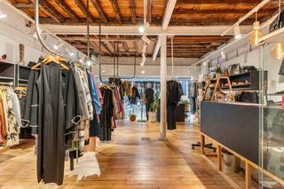 Dit ganse handelspand met in totaal 196 m² is gelegen in het drukke gedeelte van de Diestsestraat.  Met een brede gevel van 6 meter, een mooie etalage en bereikbaar via een 2de toegang langs de JP Minckelersstraat.  Het pand omvat een open commercieel gelijkvloers in houten vloeren en hoge plafonds (3,20 meter) met omkleedruimte en apart keukentje alsook een ganse open nuttige ruimte op het 1ste verdiep (stockage, bureel of werkruimte). <br />De zolder is bereikbaar via een luik.  In de kelder bevinden zich de privatieve tellers gas/water/elektriciteit.<br />Beschikbaar vanaf 15/02/2026 - Onroerende voorheffing ten laste van de huurder.<br />Voor meer info of bezoek ter plaatse kan u me bereiken op 0477284876 of vincent@immojanstas.be.