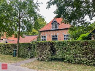 Bestaande uit inkom, ingerichte keuken, wasplaats, living met gashaard, bureel of hobbykamer, 3 slaapkamers, dressing, 2 badkamers, kelder en terras. Parking voor 2 wagens. CV mazout. Beschikbaar vanaf 1 juli 2026.