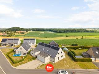 In een rustige en kindvriendelijke woonwijk in Wijtschate bevindt zich deze recente halfopen woning, gebouwd in 2023. <br />De woning combineert hedendaags wooncomfort met een uniek open zicht over de achterliggende velden.<br /><br />Bij het binnenkomen wordt u verwelkomd in de inkomhal met gastentoilet. <br />De ruime, lichtrijke leefruimte vormt samen met de volledig ingerichte open keuken het hart van de woning. <br />Dankzij de vele en grote raampartijen geniet u de hele dag van een aangename lichtinval en een prachtig uitzicht op de tuin en de achterliggende velden.<br /><br />Aansluitend bevindt zich de ruime garage met praktische bergruimte, ideaal voor extra opslag en het plaatsen van wasmachine en droogkast.<br /><br />Op de eerste verdieping zijn er drie volwaardige slaapkamers en een badkamer, uitgerust met een inloopdouche, lavabomeubel en een tweede toilet. Er is tevens een beperkte zolderruimte.<br /><br />Buiten geniet u van een ruime, zonnige tuin waar u in alle rust kunt ontspannen terwijl u uitkijkt over de open velden. Vooraan beschikt de woning over een ruime oprit met voldoende parkeergelegenheid.<br /><br />Extra:<br />Regenwaterput van 7.500 liter<br />Zonnepanelen 1.920 Wp<br /><br />Bent u op zoek naar een instapklare, energiezuinige woning op een rustige locatie met een prachtig landelijk uitzicht? Dan is deze woning zeker een bezoek waard!