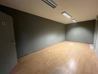 Strategisch gelegen magazijn van 450m² op het industrieterrein 'Stadsheide' in Hasselt, op een steenworp afstand van de Corda Campus...