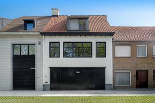Cette magnifique maison  est située près de la Place Oosthoek avec une vue dégagée sur le Zwin. Hall d'entrée, petit garage pour voiturette de golf, scooters et vélos, 2 chambres avec salle de douche séparée, terrasse agréable et confortable. Au premier étage, il y a des toilettes pour les invités, un salon spacieux avec parquet, une cuisine de luxe équipée avec tous les appareils et un balcon. Au deuxième étage, se trouve la chambre principale avec une belle salle de bains attenante comprenant une baignoire, une douche et des toilettes, ainsi qu'un grenier. Disponible à partir du 15/07/2026.
