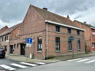 Deze veelzijdige te renoveren woning biedt tal van mogelijkheden!Op het gelijkvloers vindt u een ruime kantoorruimte, een badkamer, een keuken,...