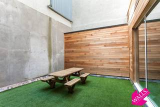 Deze handelsgelijkvloers van +/- 177m² met kelder en binnenkoer van +/- 60m² is gelegen in de gekende Kammenstraat, vlakbij "Shoe Class", "Vans", "Pepe Jeans", "Adidas", "Weekday", "ARTE" e.a.<br />Overname te bespreken.