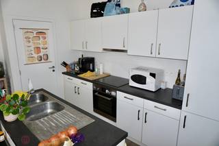 Gezellig duplex appartement met 1 slaapkamer in het centrum van Leuven<br />Dit charmante duplex appartement is gelegen op de tweede verdieping van een kleinschalig gebouw in het centrum van Leuven (geen lift). Dankzij de centrale ligging bevinden winkels, restaurants, openbaar vervoer en alle voorzieningen zich op wandelafstand.<br />Indeling:<br />Inkomhal, lichtrijke leefruimte met open keuken. De keuken is volledig geïnstalleerd en uitgerust met een kookplaat, dampkap, vaatwasser, oven en spoelbak. Verder is er een praktische berging, een afzonderlijk toilet en een traphal die toegang geeft tot de bovenverdieping.<br />Op de duplexverdieping bevindt zich de slaapkamer en de badkamer met inloopdouche en wastafel.<br />Daarnaast is er een fietsenberging voorzien in de Lepelstraat.<br />Belangrijk: dit appartement wordt niet verhuurd aan studenten.<br />Interesse?<br />Bel voor een bezoek naar Immo-M – 0468 22 53 22<br />of mail naar info@immo-m.be