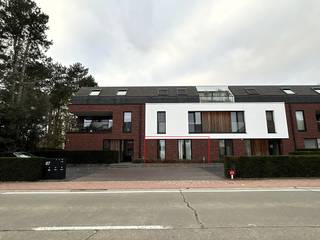 Dit ruime gelijkvloers appartement van 94 m² in residentie "Ten Dorpe" combineert comfort met stijl.Geniet van een ruime leefruimte met open,...