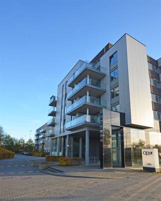 <p><span>Deze ondergrondse autostaanplaats is gelegen op de -1 van 'Residentie Greenfield'.</span></p><p><span>Op fietsafstand van het centrum van Hasselt met al haar faciliteiten.</span></p><p><span> </span></p><p><span>Invalswegen zijn gemakkelijk bereikbaar, winkels, JESSA ziekenhuis, scholen en openbaar vervoer op wandelafstand. </span></p><p><span> </span></p><p><span>Een toplocatie op de Grote Ring van Hasselt. </span></p><p><span> </span></p><p><span>- Parking nummer 43<br />- Breedte: 4 m <br />- Diepte: 5,70 m</span></p><p><span> </span></p>