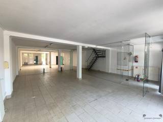 <p><span>Welcome to this unique commercial opportunity in the heart of Sint-Niklaas! This spacious office with a living area of no less than 462m² offers a range of possibilities for entrepreneurs and professionals looking for a versatile workspace.</span></p><p><span> </span></p><p><span>The first floor impresses with its generous open space, equipped with large windows that let in natural light. The stylish glass partitions and modern finishes create a professional ambiance.</span></p><p><span> </span></p><p><span>The property features 3 comfortable bedrooms and a fully equipped bathroom, making it also perfect for business owners seeking an on-site home. The kitchen is practical and equipped with ample storage space. </span></p><p><span> </span></p><p><span>On the 1st floor there is a beautiful roof terrace. With a land area of 304m² and a private garage, there is plenty of room for storage or parking.</span></p><p><span> </span></p><p><span>The strategic location in Sint-Niklaas offers easy access to the city center, public transportation and major highways. This versatile office space is an excellent investment for businesses looking for flexibility and style in a vibrant environment. Don't miss this opportunity to establish your business in a property that seamlessly combines work and comfort!</span></p>