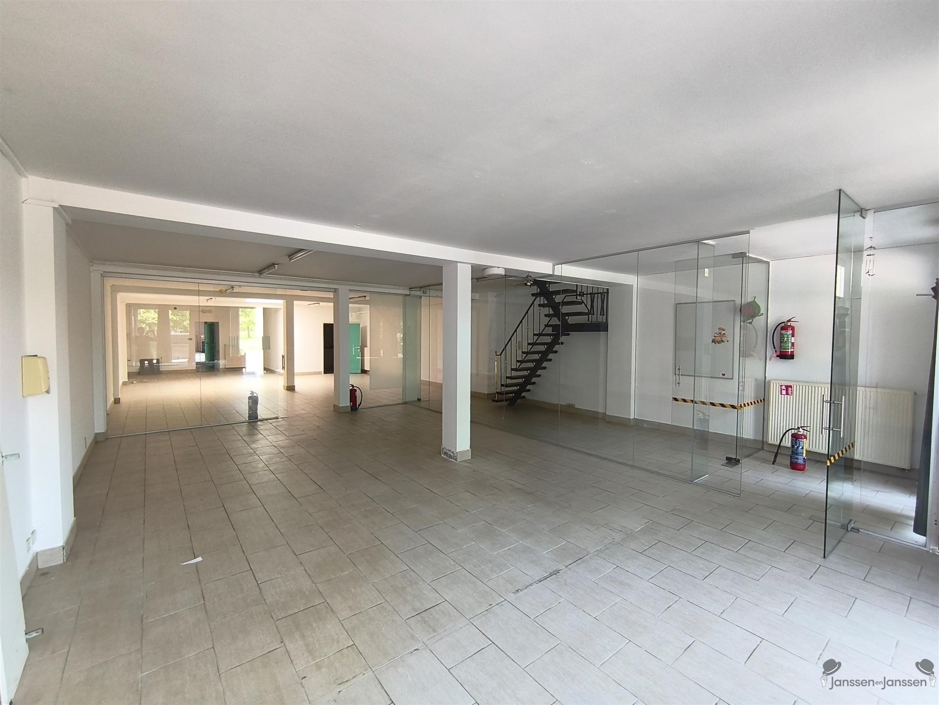 Handelspand met werkplaats &amp; duplex appt - foto 2