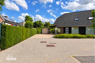 Op zoek naar een instapklare recent gebouwde hoekwoning 2024 waar ruimte, comfort en energiezuinigheid centraal staan? Deze ruime hoekwoning is op zijn minst een bezoek waard en kan eventueel aangekocht worden aan 2% registratierechten, omvattende o.a.:<br /><br />- Zeer verzorgde inkomhal met gastentoilet<br />- In de inkom is er toegang naar de lichtrijke leefruimte alsook naar een eventuele gelijkvloerse slaapkamer - bureel voor vrij beroep - hobby of dressing<br />- Gezellige zithoek met enorm veel natuurlijke lichtinval<br />- Open moderne volledig uitgeruste leefkeuken, voorzien van alle hedendaagse comfort<br />- Ruime berging<br />- Het ruime terras vormt de perfecte plek om te genieten van zonnige dagen<br />- Grote tuin met een praktisch tuinhuis opp. 523m² <br />- Carport met ruime oprit<br /><br />Op de eerste verdieping bevinden zich 3 volwaardige slaapkamers, een ruime badkamer uitgerust met zowel een bad als een douche, lavabomeubel en een apart 2de toilet.<br /><br />Extra troeven:<br />- Zeer energiezuinige woning<br />- 7 Zonnepanelen aanwezig<br />- Regenwaterput van 10.000 liter<br />- Bureau of slaapkamer op het gelijkvloers<br />- Aankoop mogelijk onder 2% registratierechten<br /><br />Een ideale woning voor wie op zoek is naar ruimte, comfort en een duurzame toekomst. Neem vandaag nog contact op voor een bezoek.