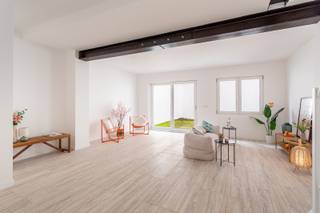 Luxueus gerenoveerd duplexappartement met tuin in hartje Antwerpen! Deze stijlvolle totaalrenovatie omvat vier woonunits met hoogwaardige afwerking...