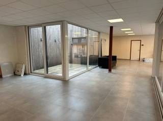 <p><span>155 m² of office space with parking spaces.</span></p><p><span> </span></p><p><span>LAYOUT</span></p><p><span> </span></p><p><span>The offices consist of 2 rooms. Restroom and shower available.</span></p><p><span>2 terraces.</span></p><p><span>Two parking spaces are included with the office space.</span></p><p><span> </span></p><p><span>PRACTICAL INFORMATION</span></p><p><span> </span></p><p><span>Request a visit via our contact form or call 055 69 68 67 for more information.</span></p>