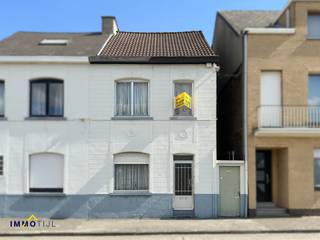 Deze verder af te werken woning beschikt op het gelijkvloers over een inkomhal, een ingerichte keuken met zithoek, een gezellige woonkamer en...