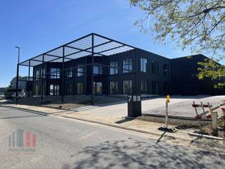Kwalitatief en lichtrijk kantoor van 323 m² met 324 m² opslagruimte te huur op een uitstekende locatie nabij de R0 in Wemmel. Deze...