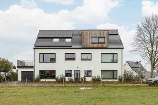 <p><span>Deze </span><span>luxe penthouse</span><span> met </span><span>3 slaapkamers</span><span> en een</span><span> prachtig ruim terras</span><span> staat te huur in de Tulpenlaan! </span><span>Centraal en rustig gelegen</span><span> met vlotte bereikbaarheid naar winkels, openbaar vervoer en belangrijke in- en uitvalswegen.</span></p><p><span> </span></p><p><span>Het appartement is gelegen op de </span><span>2de verdieping</span><span> van een </span><span>kleinschalig gebouw</span><span>, dat onlangs volledig werd </span><span>gerenoveerd met een bruikbare vloeroppervlakte 119m²</span><span>, en is bereikbaar met de </span><span>trap (geen lift). </span><span>Bij het betreden van de inkomhal lopen we door naar de </span><span>lichtrijke living</span><span> met een </span><span>open keuken</span><span> dewelke </span><span>volledig geïnstalleerd </span><span>is. Hiernaast is een praktische berging aanwezig voorzien van een aansluiting voor een wasmachine.</span><span> </span><span>Het appartement heeft een </span><span>zeer ruim en gezellig terras (46m²) </span><span>waar je kan genieten van een </span><span>open en groene uitkijk</span><span> en waarbij je in alle </span><span>rus</span><span>t kan </span><span>ontspannen. </span></p><p><span>Er zijn </span><span>3 slaapkamers</span><span> aanwezig en een </span><span>badkamer</span><span> met een inloopdouche en dubbele lavabomeubel.</span></p><p><span> </span></p><p><span>Tenslotte beschikt het appartement over een </span><span>kelderberging</span><span> en </span><span>2 autostaanplaatsen</span><span> voor het gebouw verplicht bij te huren voor €200/maand</span></p><p><span>Indeling</span></p><p><span> </span></p><p><span>- Inkomhal</span></p><p><span>- Lichtrijke living</span></p><p><span>- Volledig geïnstalleerde open keuken </span></p><p><span>- Berging</span></p><p><span>- Terras (46m²)</span></p><p><span>- Slaapkamer 1</span></p><p><span>- Slaapkamer 2</span></p><p><span>- Slaapkamer 3</span></p><p><span>- Badkamer met een inloopdouche en dubbele lavabomeubel</span></p><p><span>- Apart toilet</span></p><p><span>- Kelder</span></p><p><span>- 2 autostaanplaatsen voor het gebouw</span></p><p><span> </span></p><p><span>Bijzonderheden</span></p><p><span> </span></p><p><span>- Beschikbaar vanaf 1/02/2026</span></p><p><span>- Individuele meters voor gas, water en elektriciteit</span></p><p><span>- Verwarming op gas en elektriciteit (vloerverwarming)</span></p><p><span>- Zonnepanelen aanwezig</span></p><p><span>- Forfait gemeenschappelijke kosten €15/maand</span></p><p><span> </span></p><p><span>Ben jij geïnteresseerd in deze penthouse te huur in Ranst, ben je op zoek naar ander vastgoed of wens je de waarde van jouw eigendom te kennen? Dan ben je bij BOLT immo aan het juiste adres! Wij helpen jou graag verder.</span></p>