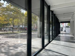 Espace commercial unique et prêt à l’emploi d’environ 203 m², situé dans un emplacement commercial de tout premier ordre sur l’Eilandje. Ce bien se trouve rue de Londres, à proximité immédiate du MAS et du port de plaisance. Le boulevard avec ses commerces et établissements horeca près du ZNA Cadix constitue une attraction supplémentaire pour le quartier. Le Schengenplein, verdoyant et récent, avec son Delhaize et plusieurs restaurants, renforce encore l’attrait de la zone.

Un emplacement exceptionnel offrant visibilité et passage garantis, tout en bénéficiant d’un accès aisé grâce à la proximité de nombreuses voies d’accès.

De grandes baies vitrées s’étendent sur tout le rez-de-chaussée le long de la rue de Londres, sur une façade d’environ 27 m, assurant une luminosité optimale et un cadre de travail agréable.

L’espace intérieur présente un style épuré et minimaliste : sol en béton lissé, grande hauteur sous plafond d’environ 3,65 m et une ouverture qui confèrent au lieu une atmosphère contemporaine et spacieuse. L’aménagement peut encore être adapté selon vos besoins.

Une cuisine/kitchenette et des installations sanitaires séparées sont prévues.

Cet espace commercial polyvalent convient parfaitement à de nombreux usages : commerce haut de gamme, showroom exclusif, magasin, ou bureau / profession libérale (sous réserve d’un changement d’affectation).