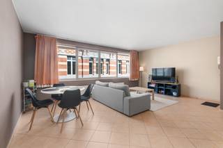 <p>Modern appartement in Vilvoorde, vlak bij het stadscentrum en openbaar vervoer.</p><p><br /></p><p>Dit energiezuinig appartement met EPC B combineert een praktische indeling met een centrale ligging in Vilvoorde. Dankzij de nabijheid van het stadscentrum, het treinstation en belangrijke invalswegen geniet u hier van een uitstekende bereikbaarheid met zowel de wagen als het openbaar vervoer. Het appartement bevindt zich in een aangename omgeving nabij parken, winkels en dagelijkse voorzieningen. De lichtrijke woonkamer en de functionele keuken zorgen voor een comfortabel woongevoel, terwijl de twee slaapkamers extra mogelijkheden bieden voor gezinnen, koppels of thuiswerk. Een ideale opportuniteit voor wie comfortabel wil wonen dichtbij het centrum.</p><p><br /></p><p>Belangrijkste ruimtes:</p><p>• Ruime woonkamer (25,66 m²) met aangename lichtinval</p><p>• Functionele keuken (5,43 m²) uitgerust met oven, koelkast, dampkap, vaatwasser en dubbele spoelbak</p><p>• Slaapkamer (16,73 m²) met voldoende plaats voor een dubbel bed en kastruimte</p><p>• Tweede slaapkamer (9,03 m²), ideaal als kinder-, logeer- of bureauruimte</p><p>• Badkamer (6,21 m²) met ligbad, wastafel, toilet en aansluitingen voor wasmachine en droogkast</p><p>• Inkomhal (6 m²)</p><p><br /></p><p>Troeven:</p><p>• Energiezuinig appartement met EPC-label B</p><p>• Centrale ligging dichtbij stadscentrum, station en winkels</p><p>• Goede bereikbaarheid via openbaar vervoer en invalswegen</p><p><br /></p><p>Neem vandaag nog contact op met je ERA-makelaar voor een bezoek.</p><p><br /></p><p>JOUW DROOMAPPARTEMENT. ZO GEVONDEN!</p>