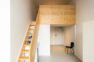 <p><strong>Ruime studentenkamer met privébadkamer</strong></p><p>Ben je student en op zoek naar een lichtrijk en gezellig kot in Luik? Dit ruime kot van 56 m² is de ideale plek voor jou! Met 4 meter hoge plafonds en enorme ramen (inclusief gordijnen) baadt de kamer in natuurlijk licht en straalt ze een gevoel van ruimte en openheid uit. De kamer beschikt over een eigen badkamer met een inloopdouche, een wastafel en een toilet, waardoor je geniet van volledige privacy. Op de mezzanine bevindt zich een ruim tweepersoonsbed, wat extra leefruimte creëert op de benedenverdieping. Daarnaast is de kamer volledig uitgerust met een koelkast, een kledingkast en een bureau, zodat je van alle gemakken bent voorzien.</p><p>De huurprijs bedraagt €785, met bijkomende kosten van €210. Gelegen aan de Rue de l'Université, bevind je je in het hart van de stad, op loopafstand van universiteiten, hogescholen, het treinstation, trendy bars en restaurants, fitnesscentra en zelfs pal tegenover de Universiteitscampus.</p><p>Wil je meer weten? Neem dan contact met ons op via +32 4 250 04 88. Onze vertegenwoordigers helpen je graag verder!</p><p>Opgelet: enkel voor studenten!</p>